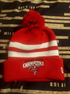 Tampa Bay Buccaneers Beanie Mütze Rot Bommel New Era 2022 NFC South Champion Neu mit Etikett - Bild 1 von 2