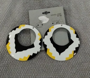 Pendientes colgantes de aro grandes, boho, llamativos, blanco negro y amarillo beige, metal - Imagen 1 de 5
