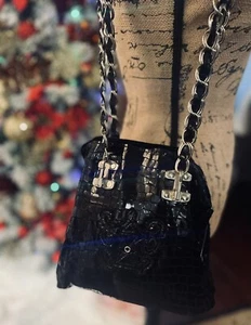 SHERRY NIKKI LEASURE COUTURE CUERO NEGRO CADENAS ASAS DOBLES MONEDERO TALLA 9x9 - Imagen 1 de 11