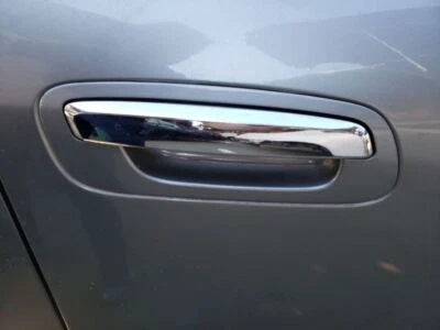 02-06 Infiniti Q45 maçaneta dianteira direita para porta de passageiro prata KR4 FABRICANTE DE EQUIPAMENTO ORIGINAL  - Imagem 1 de 4