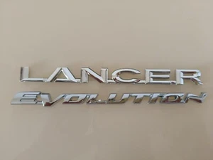 2x Pegatina emblema insignia tapa maletero cromo LANCER+EVOLUTION para Mitsubishi LANCER - Imagen 1 de 9
