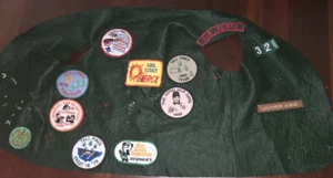 Vintage 1980s GIRL SCOUTS Uniform Patches Green Vest Girl Scout Uniform 80s - Picture 1 of 5