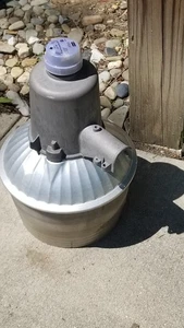VINTAGE AMERTAC INDUSTRIAL OUTDOOR COMMERCIAL LIGHT FIXTURE - Picture 1 of 24