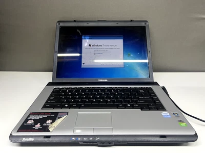 Portátil Toshiba Satellite A205 - Intel T2370, 2 GB RAM, 120 GB HDD, Win 7 home Foto 1 de 4