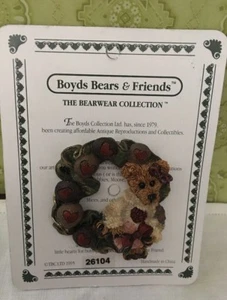 Boyds Bears & Friends Bearwear Collection 26104 Wreath Pin P-65 - Picture 1 of 3