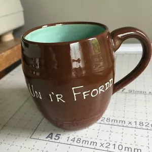 Vintage CARDIFF, WALES MUG CUP ceramic pottery UN I'R FFORDD Welsh saying BROWN - Picture 1 of 4
