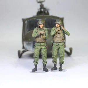 Set 02 US Helicopter Pilots (UH1 AH1 OH6A) Vietnam war 1:35 Pro Built Model #2 - Picture 1 of 3