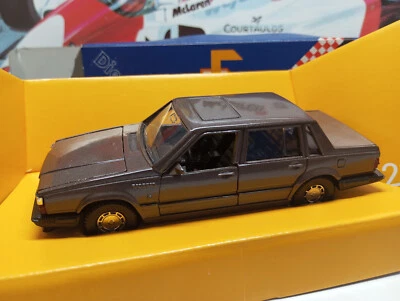 CORGI RETRO - VOLVO 760 - 1/36 SCALE MODEL CAR C435/1 - Image 1 of 4
