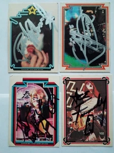 Carte autografate firmate autentiche membri KISS - Gene Paul Peter Ace - Foto 1 di 1