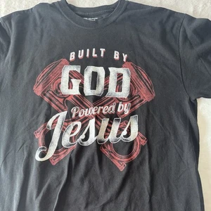 Gildad Built By God Powered By Jesus schwarzes Kurzarm Tshirt Gr. L - Bild 1 von 5