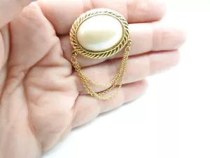Broche drapeado de cadena de metal texturizado ovalado blanco imitación oro perla tono vintage - Imagen 1 de 4