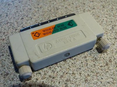 HP SCSI Terminator WIDE-SE - WIDE-LVD HP A4986-63008 - Bild 1 von 2
