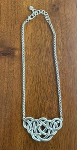 Collar Brighton Interlock Trenzado Central Tono Plata - Imagen 1 de 6