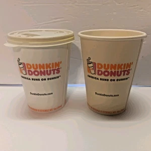 2 Dunkin Donuts Paper Coffee Cups Unused W/ 1 Lid 4" Tall 3 1/4" Wide Dated 2013 - Imagen 1 de 6