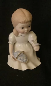 Schöne Lenox kleine Mädchen Figur, hält einen Schmetterling und Korb - Neu - Bild 1 von 4