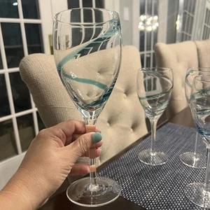 Juego de 4 cintas sopladas en boca Pier 1 Swirl copas de vino verde azulado Aqua Swirline 9" grandes - Imagen 1 de 11