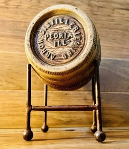 Vintage Arrow Distilleries 1912-1917 Peoria IL Miniatur Keramik Whiskyfass - Bild 1 von 7