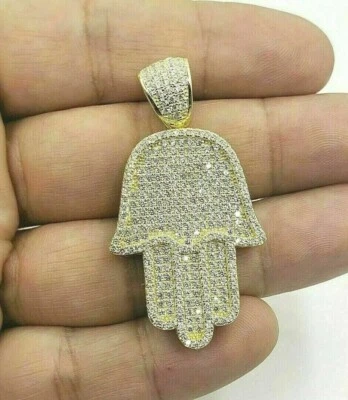 Colgante de regalo de moissanita de corte redondo de 3 quilates con forma de Hamsa para hombre enchapado en oro amarillo de 14 quilates Foto 1 de 4