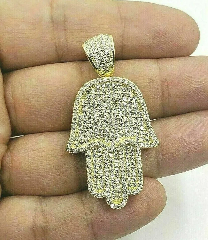 Colgante de regalo de moissanita de corte redondo de 3 quilates con forma de Hamsa para hombre enchapado en oro amarillo de 14 quilates Foto 1 de 4