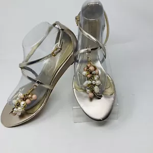 Tahari Damen-Sandalen goldfarben Ray-Stil mit Perlenverzierung Keilabsatz Größe 10 M - Bild 1 von 12