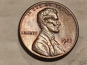 1982 penny Small Date Cent no mint mark Collectible Coin with Die Break Error - Picture 1 of 5