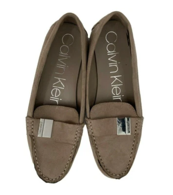 Mocasines planos Calvin Klein Lisa de gamuza tostada herrajes plateados para mujer talla 7,5 Foto 1 de 4