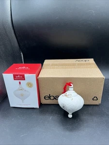 Hallmark Elegante Cimeli Vacanze Evergreens #1 Ornamento Porcellana Oro 2025 - Foto 1 di 10