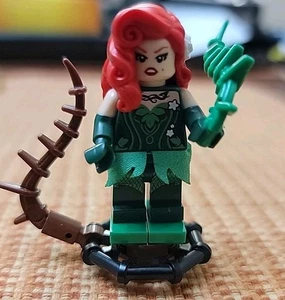 LEGO DC Batman Movie Poison Ivy mit Stoffrock Minifigur aus Scuttler 70908 - Bild 1 von 3