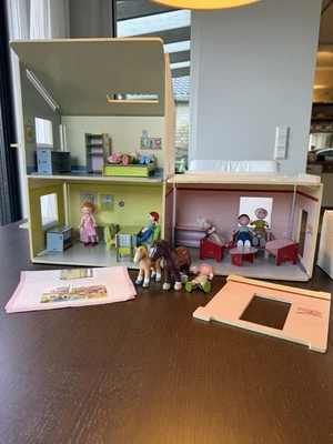 Haba Little Friends Puppenhaus mit vielen Figuren und Einrichtung - Bild 1 von 4
