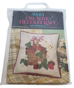 Kit de bordado Avon Creative Needlecraft Crewel cesta de fresas almohada - Imagen 1 de 8
