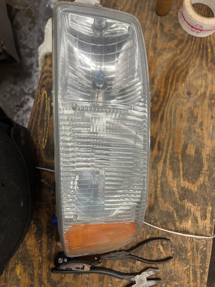 Headlight Lamp Lens GMC SIERRA 2500 Driver 99 00 01 02 03 04 05 06 07 - Image 1 of 2