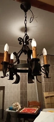 Vecchio Lampadario in Ferro Battuto Più 2 Applique. - Immagine 1 di 4