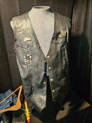 Мужской мотоциклетный жилет XL из натуральной кожи с булавками и нашивками  - Изображение 1 из 4