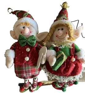 Elfo in peluche su ripiano con gambe a bobina - Foto 1 di 8