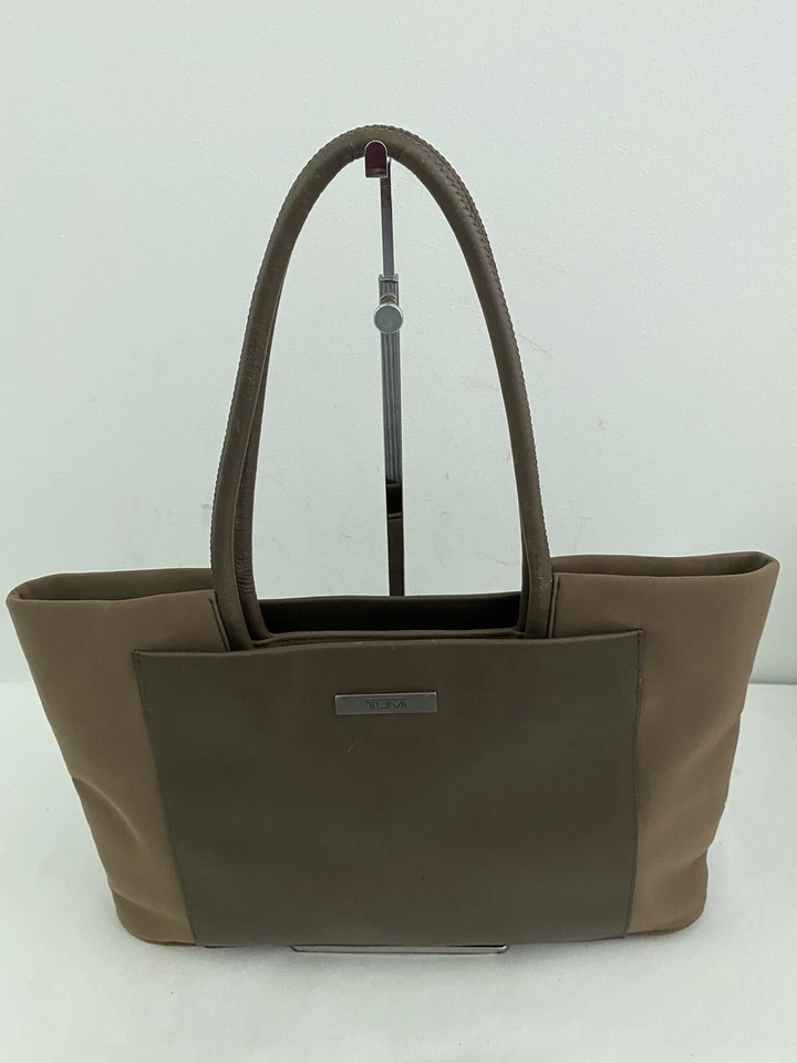 Bolso de hombro Tumi de cuero marrón y nailon Foto 1 de 4