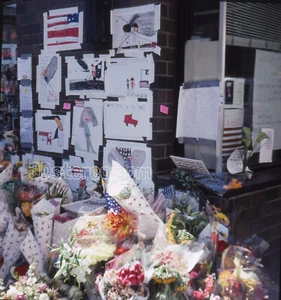 Post 9/11 FLORES CONMEMORATIVAS Original Estéreo Diapositiva Centro de Nueva York - Imagen 1 de 2