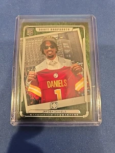 2024 Panini Photogenic - Bozza di istantanee Jayden Daniels #1 (RC) - Foto 1 di 2