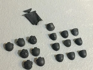 A31972 WARHAMMER 40K SPACE MARINES BITS LOT SHOULDER PADS BANNER GAMES WORKSHOP - Picture 1 of 12