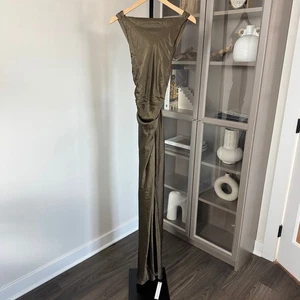 Reformation Anaiis Seide Maxikleid 4 NEU Morel braun hinten offen hochgeschlossen Neu mit Etikett S - Bild 1 von 6