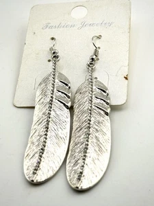 Orecchini pendenti lunghi tono argento piume con zirconi giù al centro - Foto 1 di 4