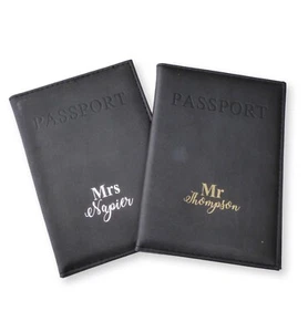 CUBIERTA DE PASAPORTE NEGRA PERSONALIZADA MR & MRS REGALO DE VIAJE BODA LÁMINA PLATEADA DORADA - Imagen 1 de 5
