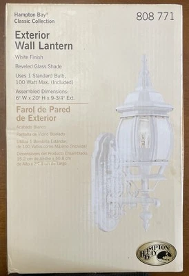 Lanterna de parede externa Hampton Bay acabamento branco vidro chanfrado sombra 100 watts - Imagem 1 de 2