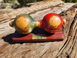 Par de madera vintage japonés estilo Kokeshi en la base - “Sosteniendo de la mano” de Masae - Imagen 1 de 17