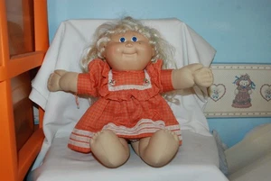 1978-82 Cabbage Patch Kid Puppe alles original Baby mit Kleidung blonde Haare - Bild 1 von 9