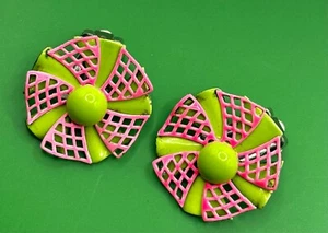 BRIGHT LIME GREEN HOT PINK EARLY 1960s VINTAGE SWIRLY FLOWER CLIP ON EARRINGS - Picture 1 of 6