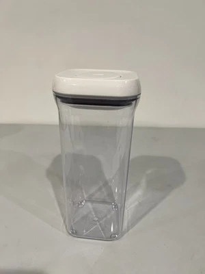 Contenedor de almacenamiento de alimentos OXO Good Grips POP 1,5 cuartos de galón 1,4 L tapa blanca transparente. Foto 1 de 4