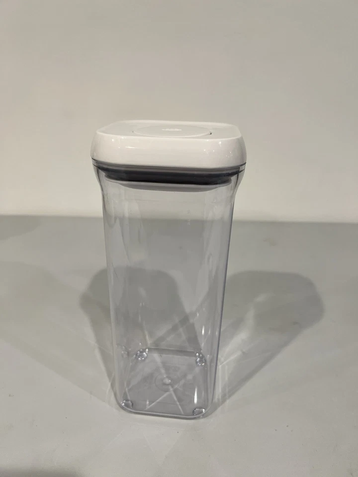 Contenedor de almacenamiento de alimentos OXO Good Grips POP 1,5 cuartos de galón 1,4 L tapa blanca transparente. Foto 1 de 4