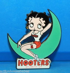RAR! ATLANTA GA HOOTERS BETTY BOOP MÄDCHEN SITZEND IM HALBMOND ANSTECKNADEL - Bild 1 von 2