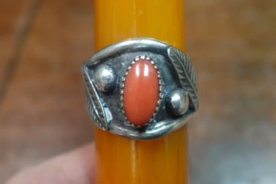 SIZE 12.75 MENS STERLING SILVER RING CORAL STONE W FEATHERS UNMARKED - Image 1 of 4