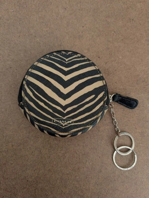 Monedero Coach redondo con llavero - estampado de cebra negro/beige Foto 1 de 4
